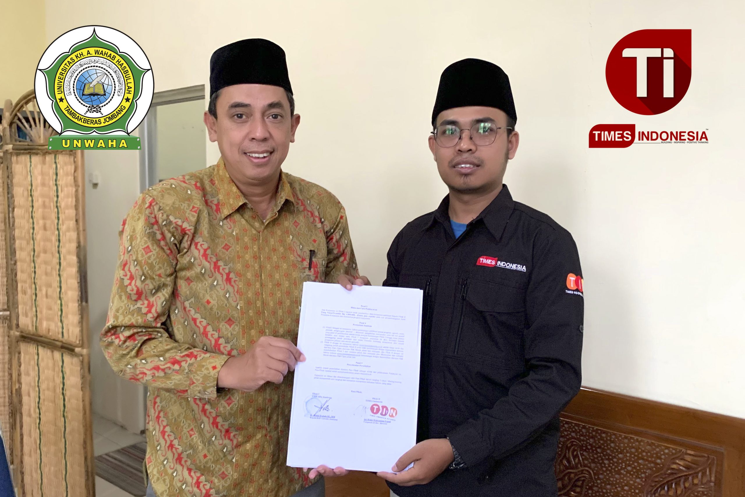Abdul Wahab Kepala BAU dan perwakilan dari Media TIMES Indonesia yakni Rohmadi Kepala Biro Jombang